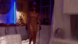 Rihanna Flashes Her Nude Tits