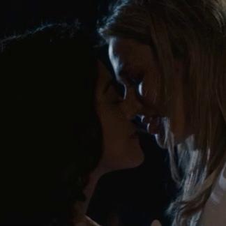 Yasmine Al-Bustami Tori Anderson Sexy Lesbian Kiss NCIS: Hawai’i (2 Pics + GIFs + Video)